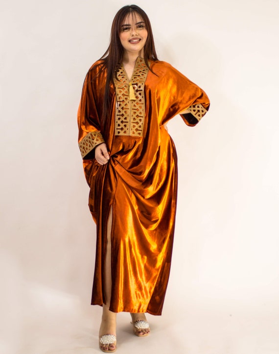 Robe orientale orange brodée de perles et de pierres