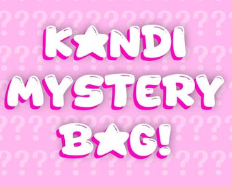 Può includere: Uno sfondo rosa con punti interrogativi bianchi. Le parole "KANDI MYSTERY BAG!" sono in grandi lettere bianche a bolle con contorni rosa. Una stella sostituisce la "A" in KANDI e la "G" in BAG.