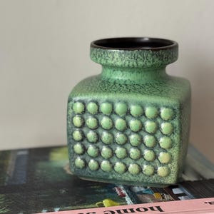 Un jarrón VEB HALDENSLEBEN con lunares, verde, cerámica, vintage, cerámica alemana, años 70
