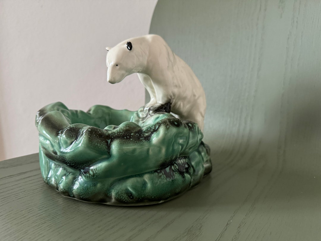 Ceramic bowl with polar bear shape Type A