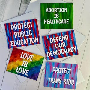 "Buntes Plakat ""Protest"" im Set, 5 oder 10 Stück, innen blanko, mit Umschlägen, 10 cm x 14 cm, inklusive Briefumschlag" Teil gestiftet.