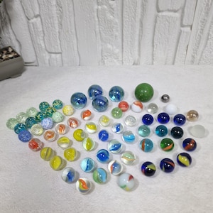 Vintage Glass Marble Lot – 65 Cat’s Eye, Swirl, Confetti & Shooter Marbles – Collectible Retro Toy Game Pieces – Colorful Display Set