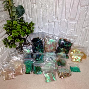 Lote enorme de lantejoulas vintage dos anos 90, 672 g, formas iridescentes, cores raras, suprimentos para artesanato, fantasias, enfeites de costura retrô, decoração de moda