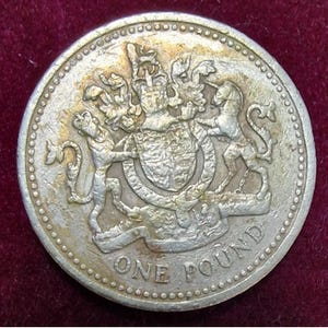 Rare 1983 One Pound Coin – Elizabeth II – Edge Inscription Error “Decus et Tutamen” Upside Down – UK Collectible – Numismatic Rarity
