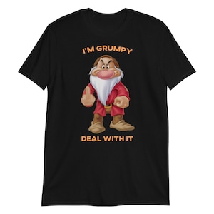 Op de afbeelding: Zwart T-shirt met een cartoon afbeelding van Grumpy uit Sneeuwwitje. De tekst "I'm Grumpy" en "Deal with it" is in oranje op het shirt gedrukt.