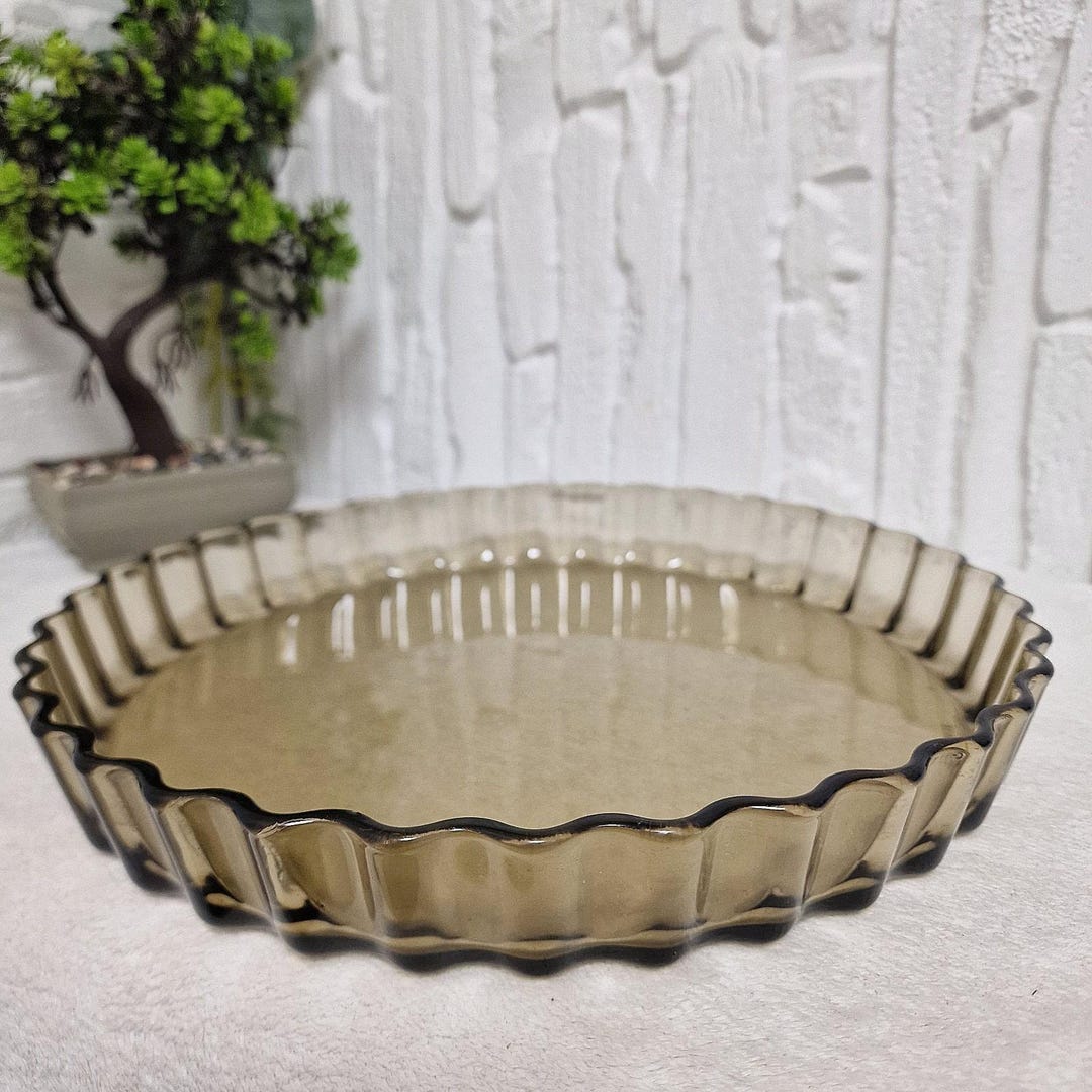 Plat à flan en verre fumé Arcopal France vintage : moule à