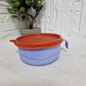 Vintage Tupperware Bowl with Handle & Red Seal Lid – Blue Base – 2428A-3 Model – Retro Kitchen Storage – Collectible Food Container
