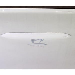 Puede incluir: Una fuente de cer&aacute;mica blanca con un asa empotrada. La fuente tiene un dise&ntilde;o sutil y curvado y un logotipo gris que dice "Mao cheng". La fuente probablemente se utiliza para servir alimentos.