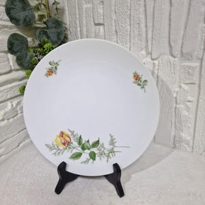 Vintage Kahla Porcelain Dinner Plate – 24cm Floral Design  – Made in GDR – East Germany Tableware – Retro Kitchen Decor – Collectible Dish