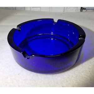 Vintage Cobalt Blue Glass Ashtray – Heavy Round Retro Barware – Mid-Century Table Decor – Bold Lounge Accent or Gift – 60s 70s Vibe