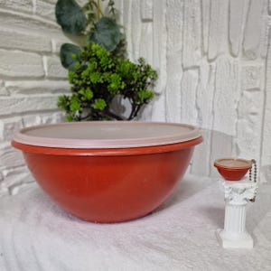 Vintage Tupperware Bowl & Mini Keychain Set – Rust Red – Made in Greece – 1970s/80s – Rare Collectible Kitchenware and Retro Promo Item