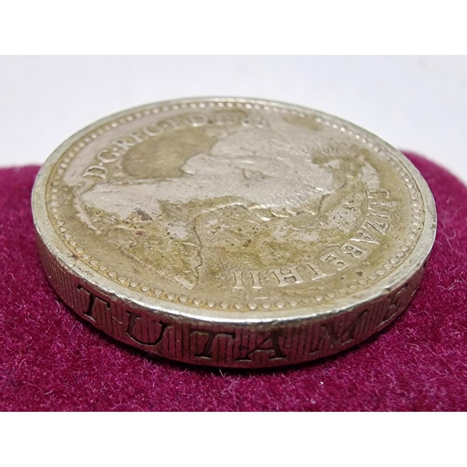 希少な 1983 年 1 ポンド硬貨 – エリザベス 2 世 – エッジの刻印エラー