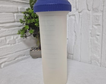 Vintage Tupperware Shaker Bottle – 750ml Blue Lid, Retro Kitchen