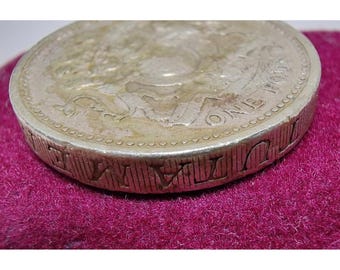 希少な 1983 年 1 ポンド硬貨 – エリザベス 2 世 – エッジの刻印エラー