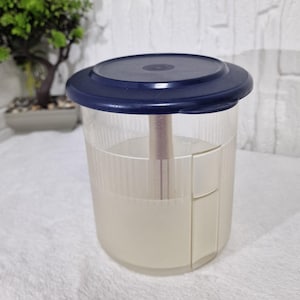 Vintage Tupperware Mix-N-Stor Pitcher with Insert and Red Mixing Wand – 2.5L – Clear with Blue Lid – Model #3118A-1 / 3119A-4 / 3120A-2