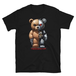 Może przedstawiać: Czarny T-shirt z grafiką przedstawiającą pluszowego misia z robotem. Miś ma czerwone oko, a pod grafiką znajduje się napis "Teddyinator".
