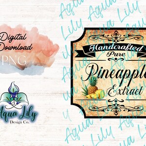 Puede incluir: Etiqueta de estilo vintage con un borde negro y un diseño ornamentado. La etiqueta es beige con un fondo marrón y presenta una ilustración de piña. El texto dice "Handcrafted Pure Pineapple Extract".