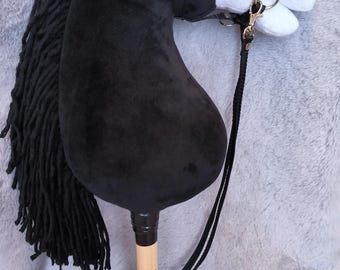 Handgefertigtes Steckenpferd – Schwarz-Weiß mit Zaumzeug