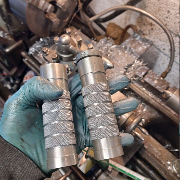 Custom made motorcycle chopper Harley throttle grips billet aluminium fits 7/8" bars but can be made for 1" at request