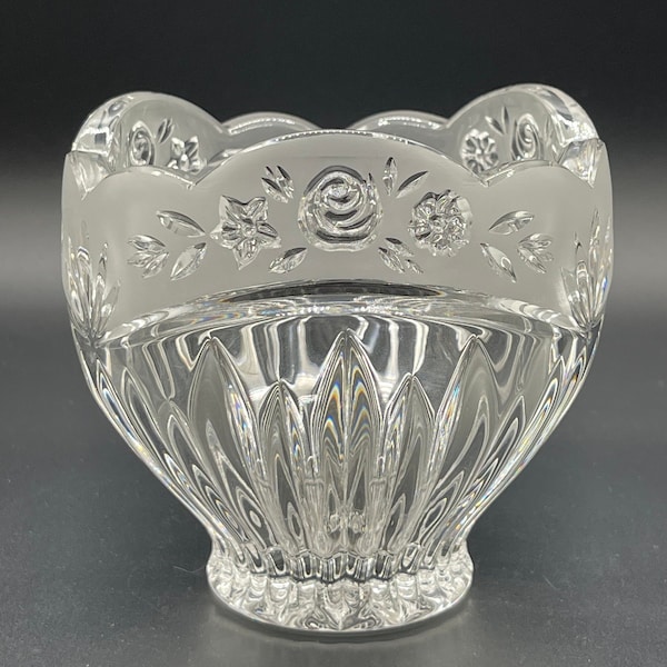 Oneida Southern Garden Lead Crystal Candy Sugar Bowl Frosted Rim With Embossed Florals 1993 (3.5in T x 4in W)