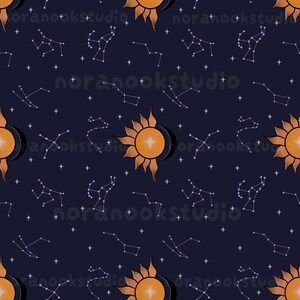 Op de afbeelding: Een naadloos patroon met oranje zonnen en donkere maansikkels op een donkerblauwe achtergrond. Het ontwerp bevat witte lijntekeningen van sterrenbeelden en kleine vierpuntige sterren. De tekst noranookstudio is in de afbeelding zichtbaar.