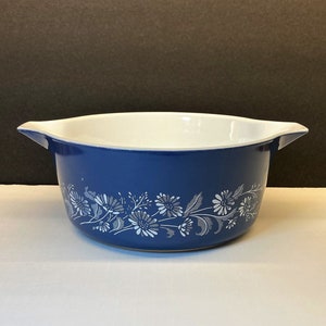 Colonial Mist Pyrex Cinderella 2.5L Mixing Bowl, Corelle Dinnerware Blue Daisy, Pyrex 475-B, Floral Pattern Pyrex, Blue and White Pyrex