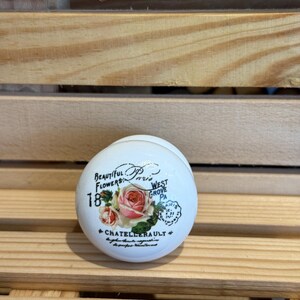 Puede incluir: Pomo de cer&aacute;mica blanco con un dise&ntilde;o floral y el texto "Beautiful Flowers: Paris West Grove PA 18... Chatellereault"