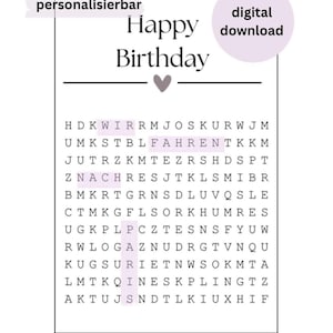 Könnte beinhalten: Eine rechteckige weiße Karte mit dem Text Happy Birthday und einem Herzsymbol über einem Buchstabengitter. Die Karte enthält die Wörter personalisierbar und digital download in violetten Akzenten. Das Gitter zeigt verschiedene schwarze Buchstaben.