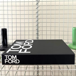 Black Tom Ford hard boek, salontafel boeken decor, nep boek voor woonkamer, woondecoratie boeken, boekenplank decor, manteldecor