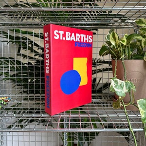 St Barths boekendoos te openen, decoratieve boeken, salontafeldecor, nepboeken, luxe boek, boek enscenering, boeken in kleur