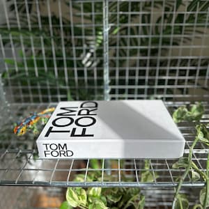 Caja de libros AD Architect decorativa de lujo, cubierta de libro duro de Tom Ford, caja de libros que se puede abrir, decoración de mesa de centro, libro falso, puesta en escena de libros TOM (White)