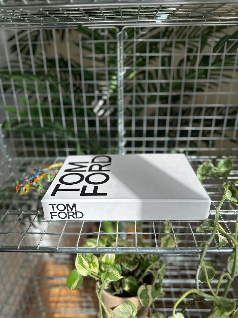 Caja de libros AD Architect decorativa de lujo, cubierta de libro duro de Tom Ford, caja de libros que se puede abrir, decoración de mesa de centro, libro falso, puesta en escena de libros TOM (White)