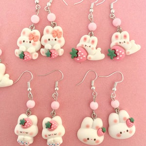 Boucles d'oreilles lapin rose fraise kawaii accessoire d'oreille pour animal de compagnie perles roses pastel et blanches bijoux animal mignonne paire