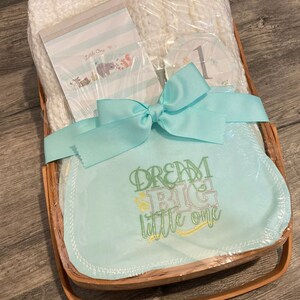 Ensemble bébé 5 pièces unisexe avec couverture en tricot, vêtements Burp brodés, album photo, cartes d'étapes mensuelles rondes - Emballage cadeau