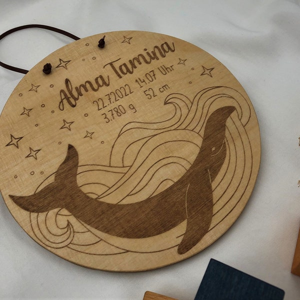 Namensschild mit Blauwal und Geburtsdaten aus Holz, personalisiertes Geschenk zur Geburt/ Taufe, Türschild.