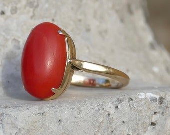 Vintage Red Coral Claw Set Cabochon, 9ct Gold, size 61/2 or M