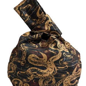 Bolso con nudo japonés y estampado de serpiente dorado
