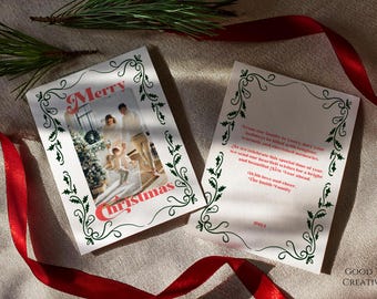 Könnte beinhalten: Eine Weihnachtskarte mit grünem und weißem Rand. Die Vorderseite der Karte zeigt ein Foto einer Familie, die vor einem Weihnachtsbaum steht. Der Text "Merry Christmas" ist in rosa und roten Buchstaben geschrieben. Die Rückseite der Karte enthält eine Nachricht, die lautet: "Von unserer Familie an Ihre, mögen Ihre Feiertage voller Lachen, Wärme und geschätzter Erinnerungen sein. Während wir diese besondere Zeit des Jahres feiern, senden wir unsere herzlichsten Wünsche für ein strahlendes und wunderschönes neues Jahr. Mit Liebe und Freude, Die Familie Smith."