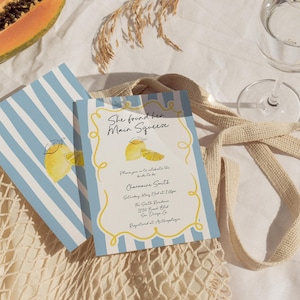 Puede incluir: Una tarjeta azul y blanca a rayas con un borde amarillo y una ilustración de limón. La tarjeta dice "She found her Main Squeeze" e incluye detalles para una despedida de soltera para Charmaine Smith.