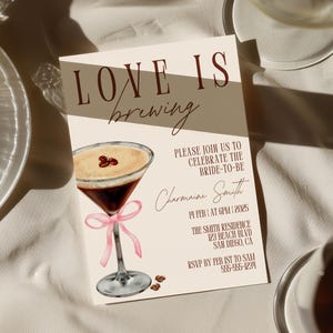 Plantilla de invitación para despedida de soltera Love is Brewing, invitación editable para brunch de despedida de soltera con café, fiesta de despedida de soltera, martini espresso, Canva