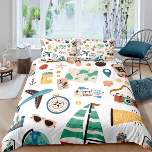 Puede incluir: Bedding blanco con un patrón de temática de viaje. El patrón incluye una brújula, un avión, un velero, un mapa, una cámara, gafas de sol y la palabra "Explorar".