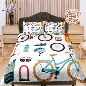 Può includere: Biancheria da letto bianca con un motivo colorato di bicicletta e accessori per il ciclismo. Il motivo include una bicicletta, un casco, occhiali da sole, una borraccia, una pompa, un lucchetto e un tachimetro. La biancheria da letto è realizzata in 100% cotone ed è ecologica.