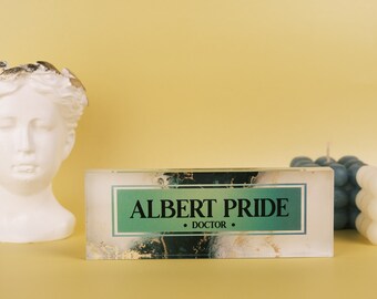 Spersonalizowana tabliczka znamionowa z akrylu na biurko: profesjonalna dekoracja biura