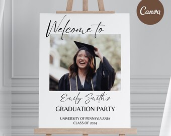 Può includere: Un cartello per la festa di laurea su un cavalletto. Il cartello recita "Benvenuti alla festa di laurea di Emily Smith" con una foto di una laureata. Il cartello include anche "Università della Pennsylvania Classe 2024".