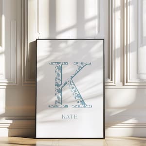 Cartaz de monograma de chinoiserie personalizado, impressão de letras florais verde-sálvia personalizadas, arte de parede inicial em estilo vintage, presente com impressão de nome personalizado