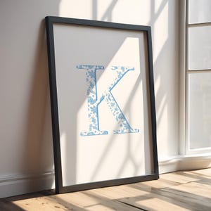 Póster de monograma chinoiserie personalizado, arte de letras florales en azul claro de Delft personalizado, arte de pared con iniciales de estilo vintage, regalo con impresión de nombre personalizado