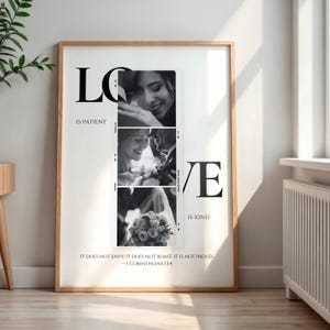 以下が含まれることがあります： 「LOVE」の文字が大きく黒字で書かれた額入りのプリント。プリントには、カップルの白黒写真が3枚、テキスト「IS PATIENT」と「IS KIND」が描かれています。プリントの下部には「IT DOES NOT ENVY, IT DOES NOT BOAST, IT IS NOT PROUD - I CORINTHIANS 13:4」と書かれています。