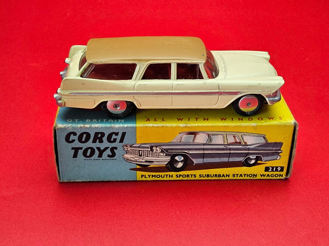 ミニカー CORGI TOYS 219 PLYMOUTH SPORTS SUBURBAN il_fullxfull.2315271075_elg5.jpg ミニカー