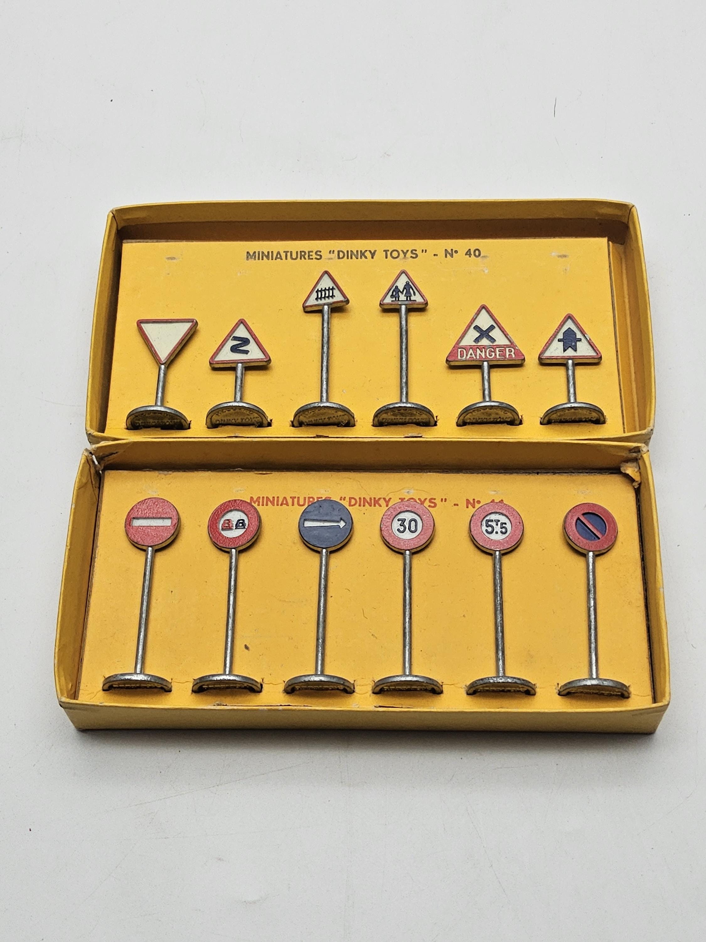 DINKY TOYS FRANCE Panneaux De Signalisation EUR 11,90 - FR