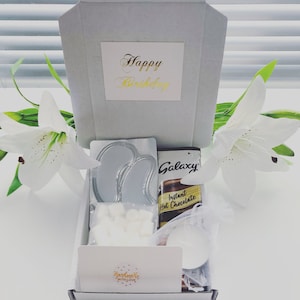 Caja de regalo de cumpleaños para mujeres: mini cesta de spa para enviar por correo.